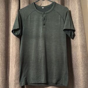 Lululemon Men's Green  shirt